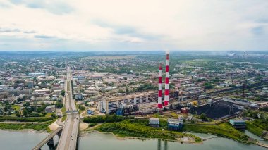 Kuznetsk Köprü Nehri Tom. Kemerovo şehir manzarasına. Rusya'dan Dron  