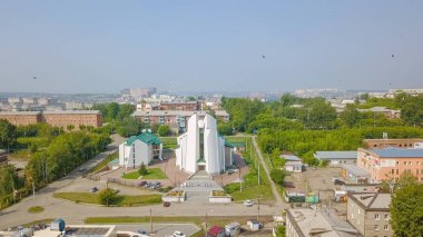 Rusya, Irkutsk - 27 Temmuz 2018: Tanrı'nın annesi tertemiz kalbinde katedral. Katolik Kilisesi, Protestan Kilisesi. Mimari tarzı - yapısalcılık, Dron üzerinden  