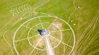 Atlı heykeli cengiz Khan'ın güneşli havalarda. Moğolistan, Ulaanbaatar, dron üzerinden  