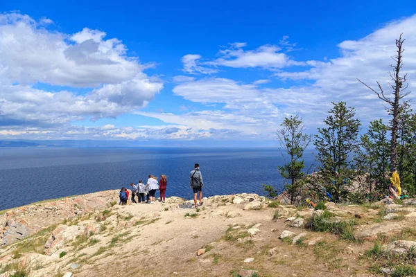 Rússia Olkhon Norte Ilha Olkhon Turistas Costa Assistir Lago Baikal — Fotografia de Stock