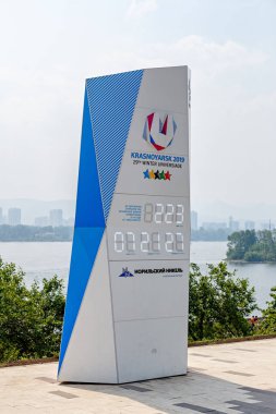 Rusya, Krasnoyarsk - 23 Temmuz 2018: Krasnoyarsk Yenisey Irmağı dolgu üzerinde Dünya Üniversite Oyunları 2019 başlangıcı için geri sayım elektronik izlemek