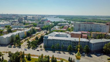 Kutsal Bakire Meryem, kentin panoramik manzarasına varsayımı Katedrali. Omsk, Rusya, Dron  