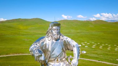 Atlı heykeli cengiz Khan'ın güneşli havalarda. Moğolistan, Ulaanbaatar, dron üzerinden  