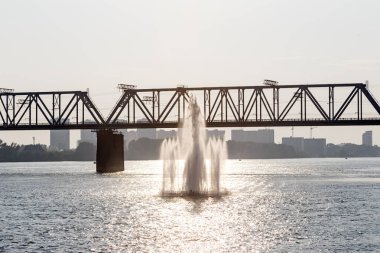 Rusya, Novosibirsk - 19 Temmuz 2018:. Ob Nehri Demiryolu Köprüsü