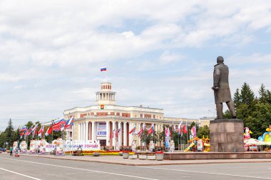 Rusya, Kemerovo - 21 Temmuz 2018: Sovyetler Meydanı, Lenin, Kemerovo şehir yönetiminin anıt. Belediye Meclisi