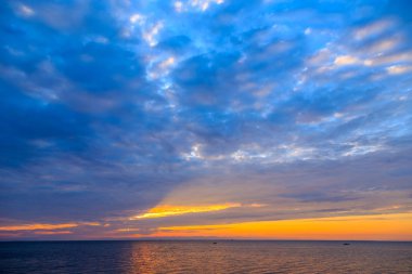 Defne Posolskiy Sor. Günbatımı üzerinde Deniz Baykal, Rusya, Buryatia