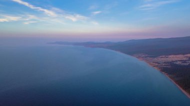 Rusya, Baykal Gölü, Olkhon Adası, günbatımı üzerinde küçük deniz Bay. Cape Sagan-Khushun, dron üzerinden  