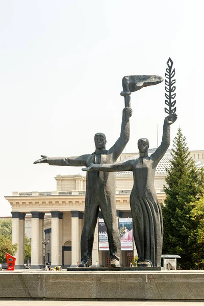 俄罗斯 新西伯利亚 2018年7月19日 雕塑组成纪念碑弗拉基米尔伊里奇列宁 安装在城市中心广场 — 图库照片