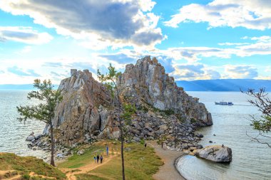 Rusya, Baykal Gölü. Khuzhir. Turistler şaman Rock yürümek. Olkhon Adası, Bay 