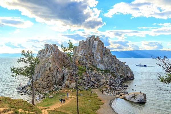 Russland Baikalsee Khuzhir Touristen Gehen Den Schamanischen Felsen Herum Olchon — Stockfoto