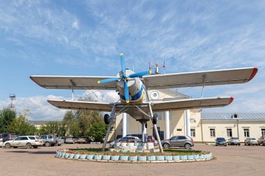 Rusya, Ulan-Ude-03 Ağustos 2018: 2 bir uçak Ulan-Ude Havaalanı (baykal eski Binası yakınındaki)