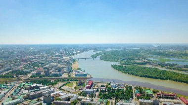 İrtiş ve Om nehirler, kentin panoramik manzarasına birleşmesi. Omsk, Rusya, Dron  