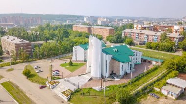 Rusya, Irkutsk - 27 Temmuz 2018: Tanrı'nın annesi tertemiz kalbinde katedral. Katolik Kilisesi, Protestan Kilisesi. Mimari tarzı - yapısalcılık, Dron üzerinden  