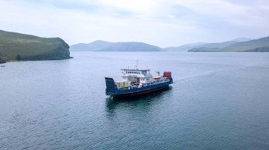 Rusya, Olkhon - 27 Temmuz 2018: Bağlama feribot meni Batagayev. Deniz baykal. Olkhon Adası'na feribot. Ada., üzerinden dron taraftan  
