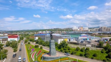 Rusya, Ulan-Ude-03 Ağustos 2018: Konuksever Buryatia. Anıt heykel. Drone üzerinden Selenge Nehri'nin kıyısında yüklü  