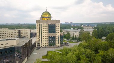 Yeni ana bina Novosibirsk State University. Novosibirsk, Rusya Federasyonu. Akademgorodok, Dron üzerinden  
