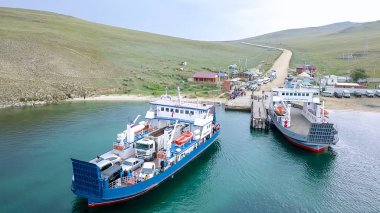Rusya, Olkhon - 27 Temmuz 2018: Bağlama feribot meni Batagayev. Deniz baykal. Olkhon Adası'na feribot. Ada., üzerinden dron taraftan  