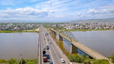Rusya, Ulan-Ude-03 Ağustos 2018: Konuksever Buryatia. Anıt heykel. Drone üzerinden Selenge Nehri'nin kıyısında yüklü  