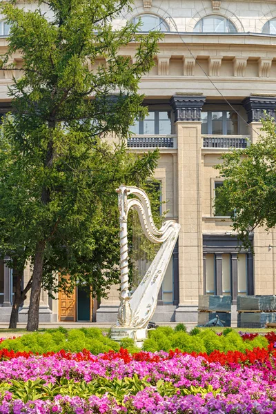 Rosja Nowosybirsk Lipca 2018 Pobliżu Opery Rzeźba Kształcie Harfy — Zdjęcie stockowe