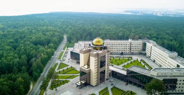 Yeni ana bina Novosibirsk State University. Novosibirsk, Rusya Federasyonu. Akademgorodok, Dron üzerinden  
