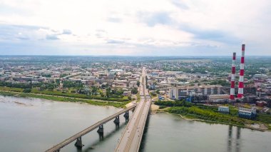 Kuznetsk Köprü Nehri Tom. Kemerovo şehir manzarasına. Rusya'dan Dron  