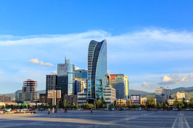 Moğolistan, Ulaanbaatar - 08 Ağustos 2018: Blue Sky Hotel ve kule. Başkentin kalbinde yer. Cengiz Meydanı'ndan görünümü