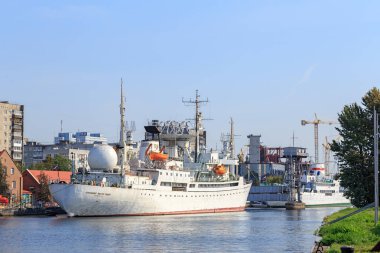 Rusya, Kaliningrad - 20 Eylül 2018: Bilimsel araştırma gemisi Kosmonavt Viktor Patsayev. Gemi dünya okyanus iskelede müze sergiler. Pregolya Nehri