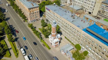 Rusya, Omsk - 17 Temmuz 2018: Biz yangın sütundan uçar. Şehrin bir gezi. Omsk, Rusya, Dron  