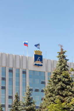 Rusya, Tyumen - 15 Temmuz 2018: Rusya bayrağı, bayrak Tyumen, arması Tyumen şehir şehir Yönetim (şehir duma binasındaki)