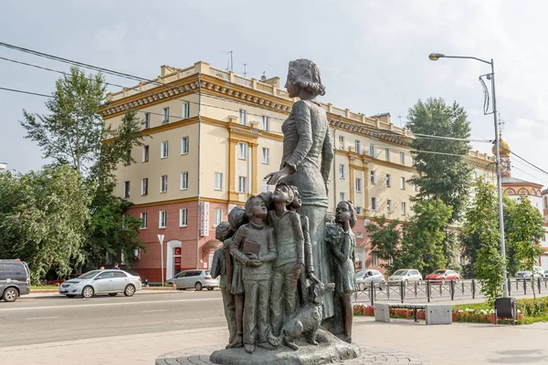 Rusya Irkutsk Temmuz 2018 Anıt Öğretmen Genç Öğretmen Çocuklar Tarafından — Stok fotoğraf