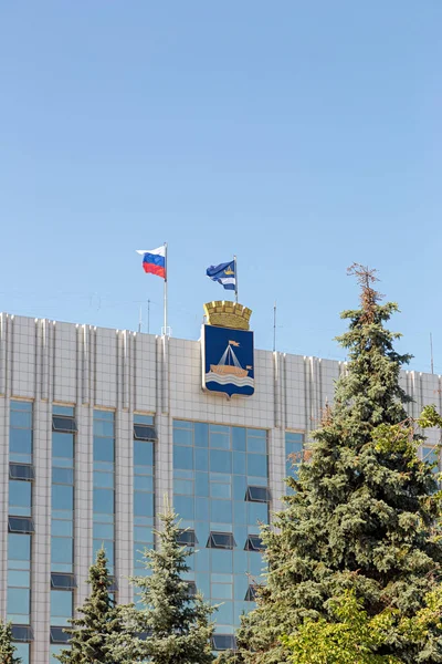 Oroszország Tyumen 2018 Július Zászló Oroszország Tyumen Zászló Címer Épület — Stock Fotó