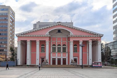 Moğolistan, Ulaanbaatar - 08 Ağustos 2018: Devlet Opera ve Bale akademik Tiyatrosu