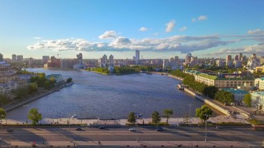 Rusya, Ekaterinburg - 7 Haziran 2018: Yekaterinburg şehir şehir birikintisi Panoraması. Panoramik şehir., Dron üzerinden tarihi bölümü'nün  