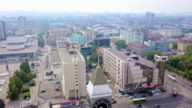 Rusya, Krasnoyarsk - 22 Temmuz 2018: Şehir saat. Tiyatro Meydanı. Şehir yönetimi. Krasnoyarsk, Dron üzerinden şehir panoraması  