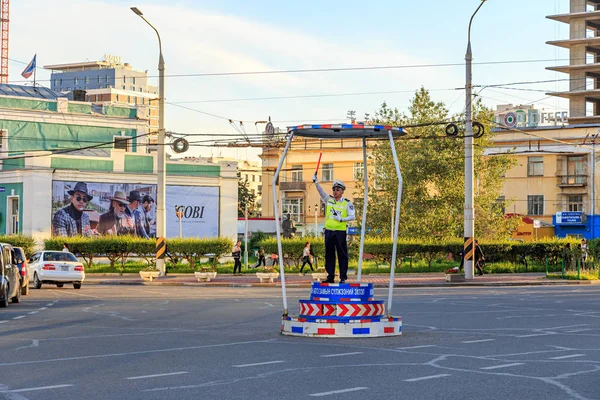 Mongolei Ulaanbaatar August 2018 Ein Mongolischer Verkehrspolizist Kontrolliert Den Autoverkehr — Stockfoto