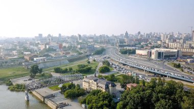 Novosibirsk ilk demiryolu köprüsü. Novosibirsk şehir panoraması. Nehirde OB Rusya, Dron üzerinden görüntülemek  
