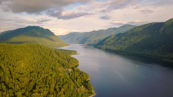 Panoráma Tyeleckoje Hegymászás Felhők Oroszország Altaj Hegyek Erdők Drone — Stock Fotó