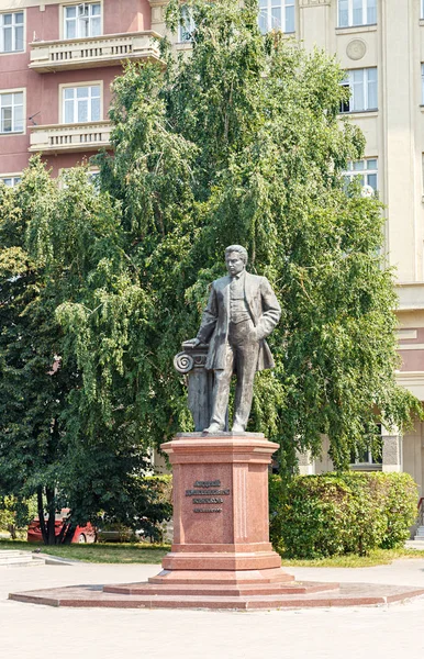 Rusya, Novosibirsk - 19 Temmuz 2018:, Andrei Dmitrievich Kryachkova mimar için anıt. Sibirya şehirlerde yaklaşık 100 büyük binalar inşa