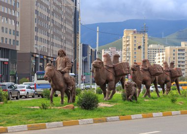 Moğolistan, Ulaanbaatar - 08 Ağustos 2018: Çin, Moğolistan ve Rusya, çay yolu adanmış abide. Kompozisyon bir karavan tarafından temsil edilir