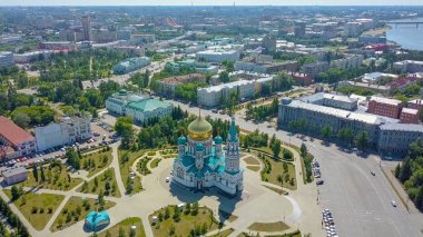 Kutsal Bakire Meryem, kentin panoramik manzarasına varsayımı Katedrali. Omsk, Rusya, Dron  