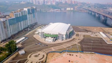 Rusya, Krasnoyarsk - 23 Temmuz 2018: Platin Arena Ice Arena. Artistik Patinaj Yarışması, üzerinden Dron mekanı  