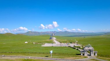 Atlı heykeli cengiz Khan'ın güneşli havalarda. Moğolistan, Ulaanbaatar, dron üzerinden  