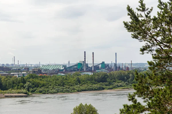 ロシア ケメロヴォ トム川のほとりにある工業地帯 — ストック写真
