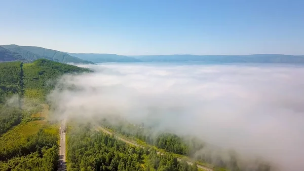 Voando Acima Das Nuvens Costa Lago Baikal Montanhas Cobertas Floresta — Fotografia de Stock