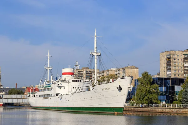 俄罗斯 加里宁格勒 2018年9月20日 科学研究船 Vityaz 在码头上展出的世界海洋博物馆的船只展品 普雷戈利亚河 — 图库照片