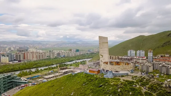 蒙古乌兰巴托 Zaisan Tolgoi 的苏联士兵纪念碑 复杂的红军支持蒙古人民革命 从无人机 — 图库照片