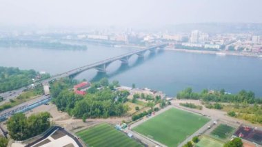 Toplumsal görünümünü Yenisey Irmağı köprüden. Krasnoyarsk şehir merkezinde. Rusya. Video. UltraHD (4k)
