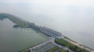 Novosibirsk Hidroelektrik Santrali, Novosibirsk 'in Sovyet bölgesinde Ob Nehri üzerinde bulunan bir hidroelektrik santralidir. Ob Nehri 'ndeki tek hidroelektrik santrali. Video kaydı. UltraHD (4K)