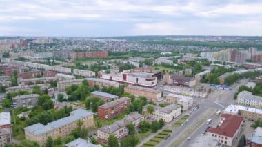 Yangından sonraki alışveriş merkezi manzarası. Kemerovo, Rusya. Video kaydı. UltraHD (4K)