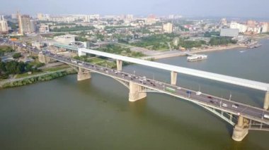 Metro Köprüsü ve Comal Köprüsü. Novosibirsk şehrinin panoraması. Ob nehrinin manzarası. - Rusya. Video kaydı. UltraHD (4K)